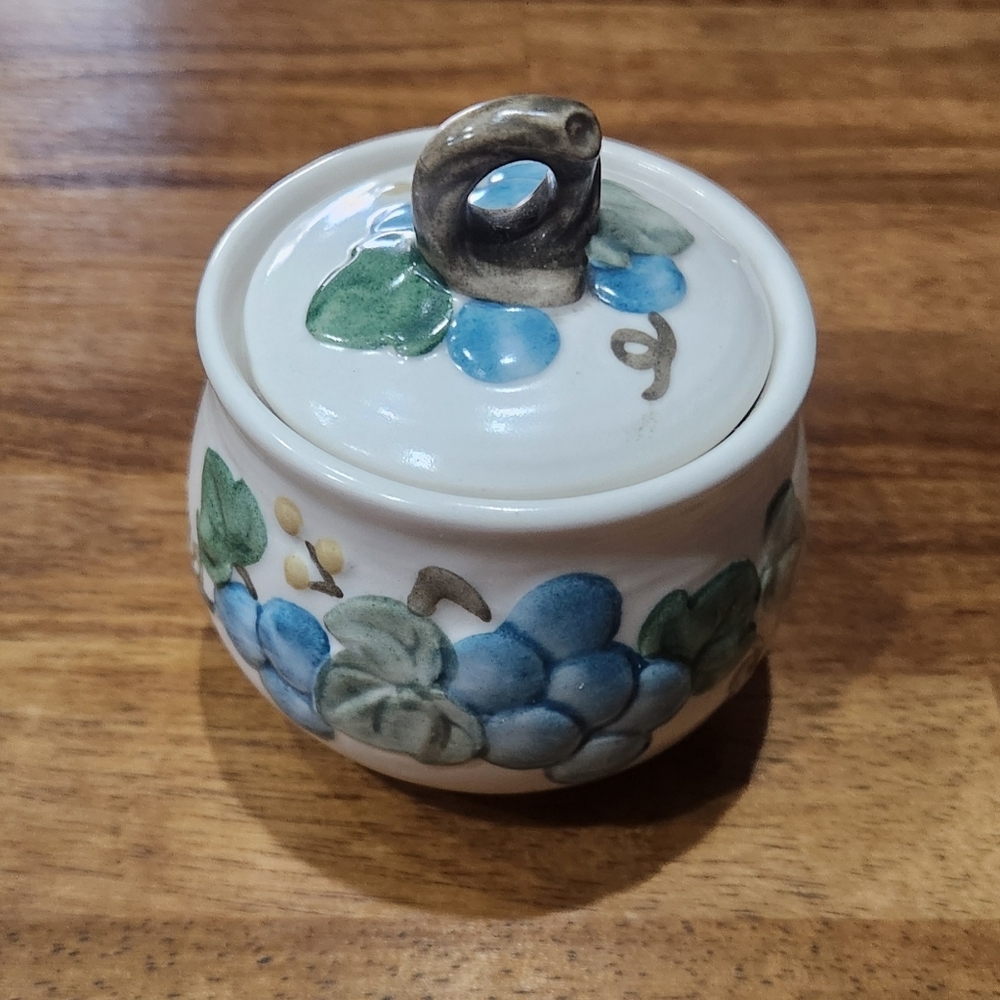 Metlox Poppytrails Sculptured Grape Sugar Bowl